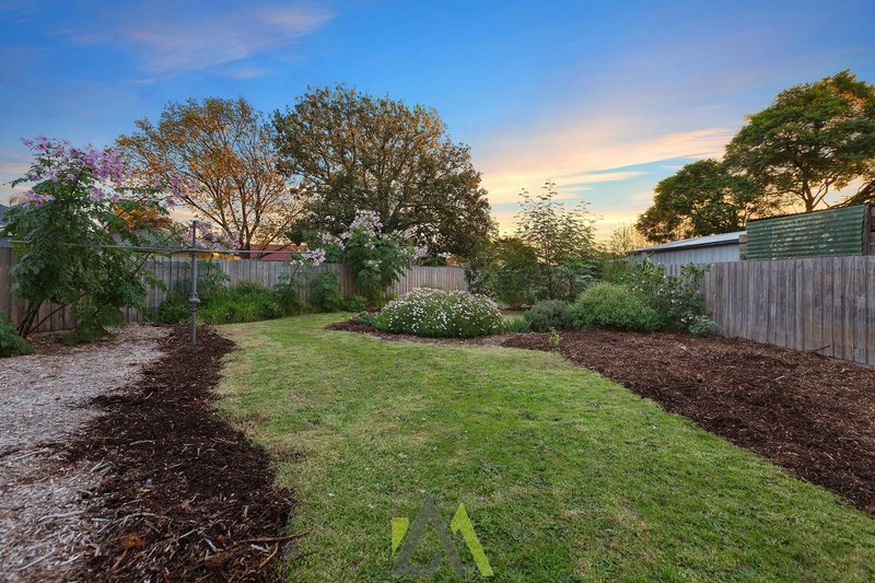 Photo - 26 Nodding Avenue, Frankston North VIC 3200 - Image 11