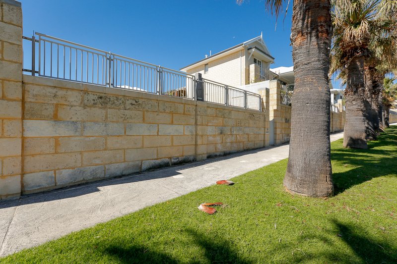 Photo - 26 Ocean Falls Boulevard, Mindarie WA 6030 - Image 2