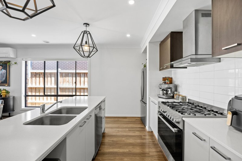 Photo - 26 Pamir Circuit, Clyde North VIC 3978 - Image 4