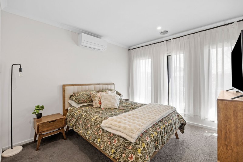 Photo - 26 Pamir Circuit, Clyde North VIC 3978 - Image 7