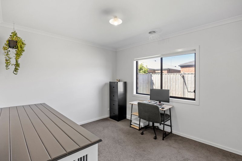 Photo - 26 Pamir Circuit, Clyde North VIC 3978 - Image 10