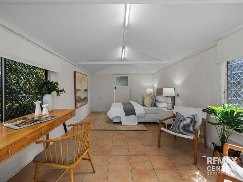 Photo - 26 Parnoolar Crescent, Ferny Hills QLD 4055 - Image 17
