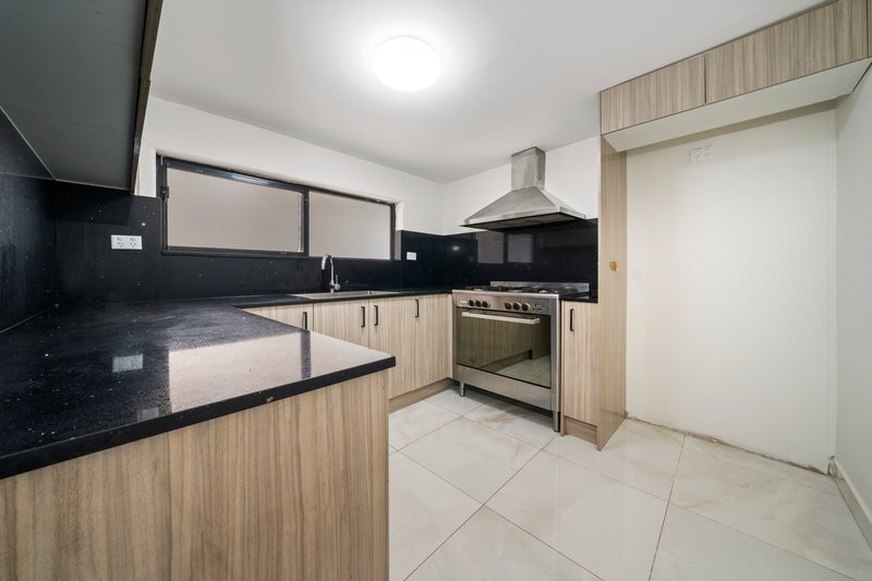 Photo - 26 Popondetta Place, Glenfield NSW 2167 - Image 3
