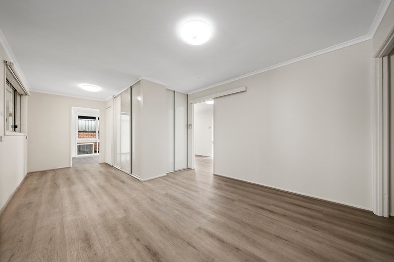 Photo - 26 Popondetta Place, Glenfield NSW 2167 - Image 7