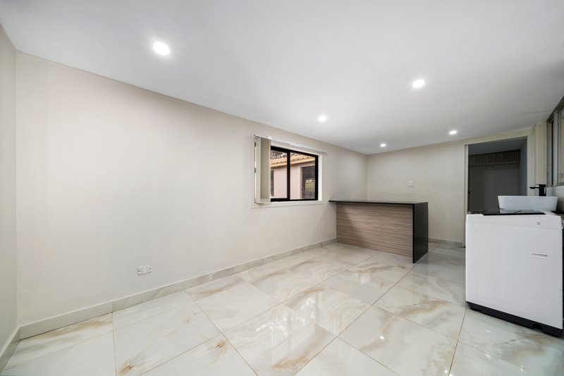 Photo - 26 Popondetta Place, Glenfield NSW 2167 - Image 14