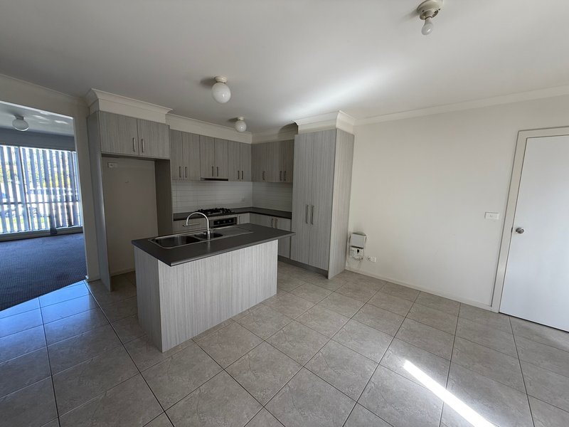 Photo - 26 Raneen Drive, Langwarrin VIC 3910 - Image 3
