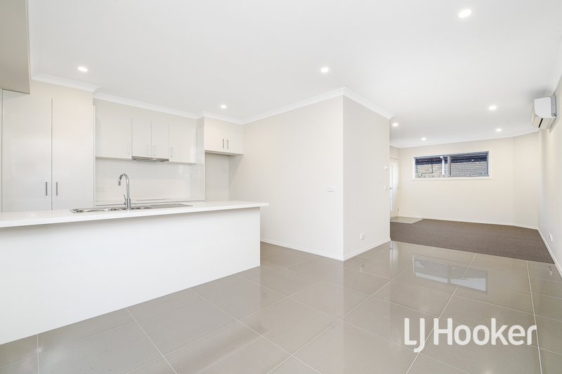 Photo - 2/6 Robert Street, Dandenong VIC 3175 - Image 2