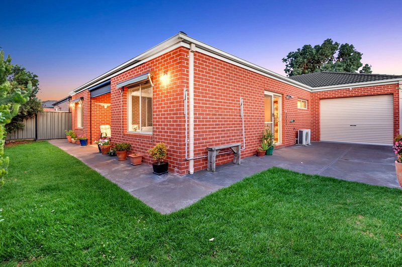 Photo - 26 Rockwall Drive, Craigieburn VIC 3064 - Image 12