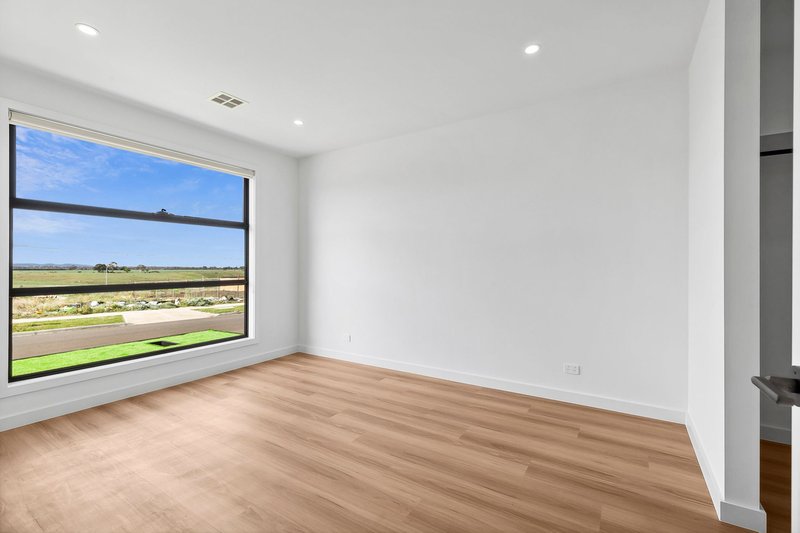 Photo - 26 Rubrum Road, Sunbury VIC 3429 - Image 5