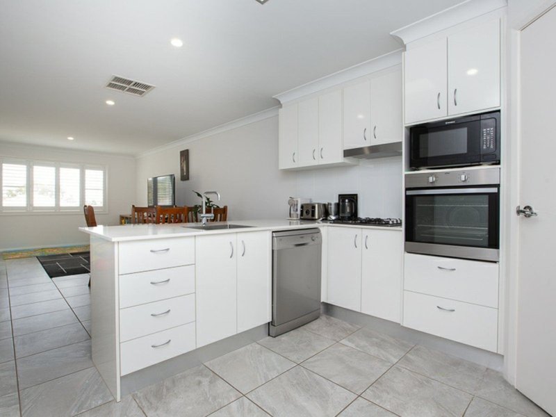 Photo - 2/6 Scarborough Close, Tamworth NSW 2340 - Image 2