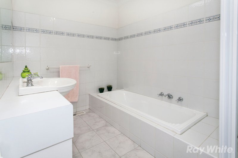 Photo - 26 Strada Crescent, Wheelers Hill VIC 3150 - Image 7