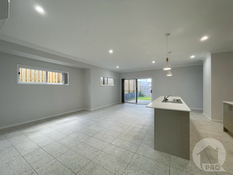 Photo - 26 Tamarind Cres , Park Ridge QLD 4125 - Image 2