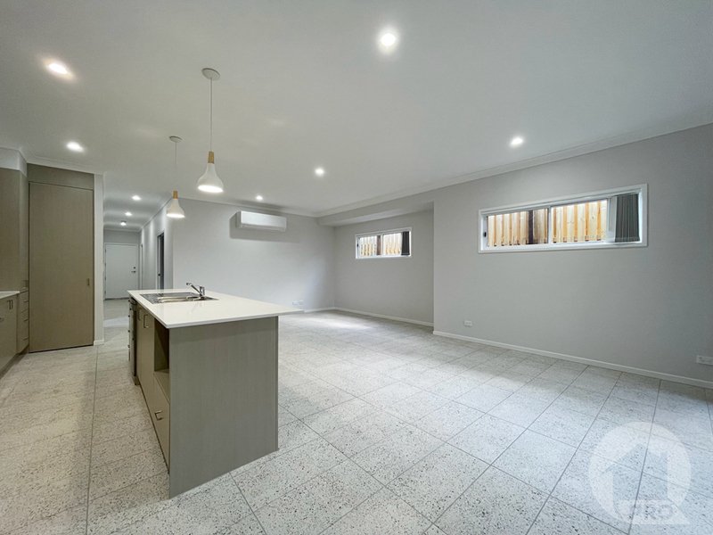 Photo - 26 Tamarind Cres , Park Ridge QLD 4125 - Image 3