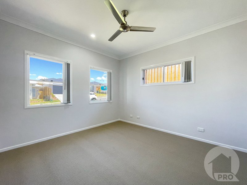 Photo - 26 Tamarind Cres , Park Ridge QLD 4125 - Image 6