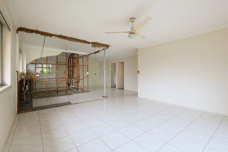 Photo - 2/6 Vernia Place, Biggera Waters QLD 4216 - Image 5