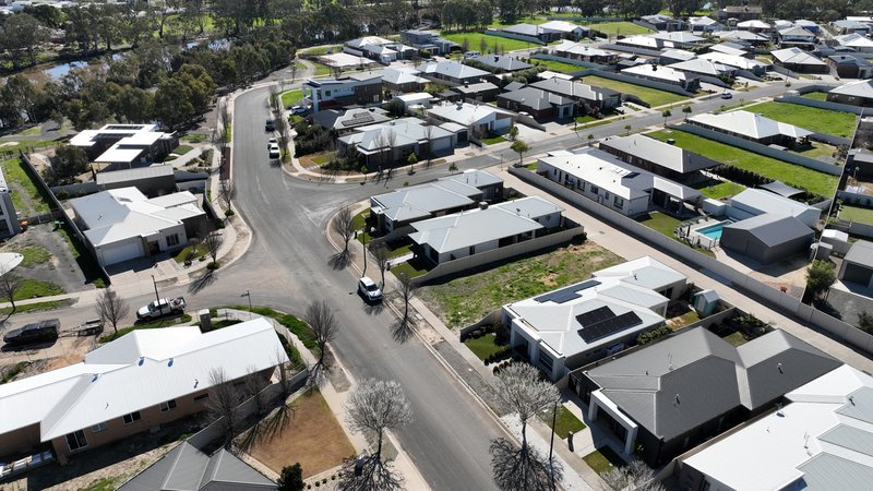 Photo - 26 Waterlink Esplanade, Horsham VIC 3400 - Image 5