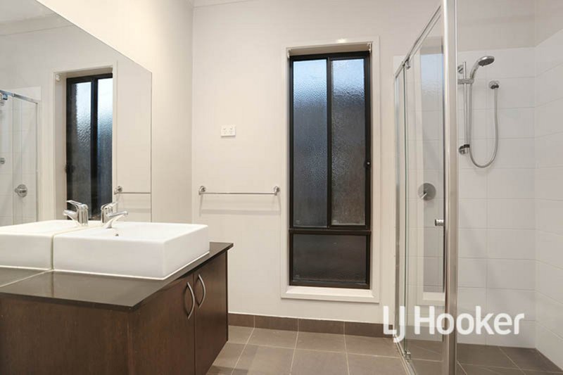 Photo - 26 Whitecaps Avenue, Point Cook VIC 3030 - Image 7