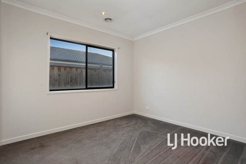 Photo - 26 Whitecaps Avenue, Point Cook VIC 3030 - Image 9