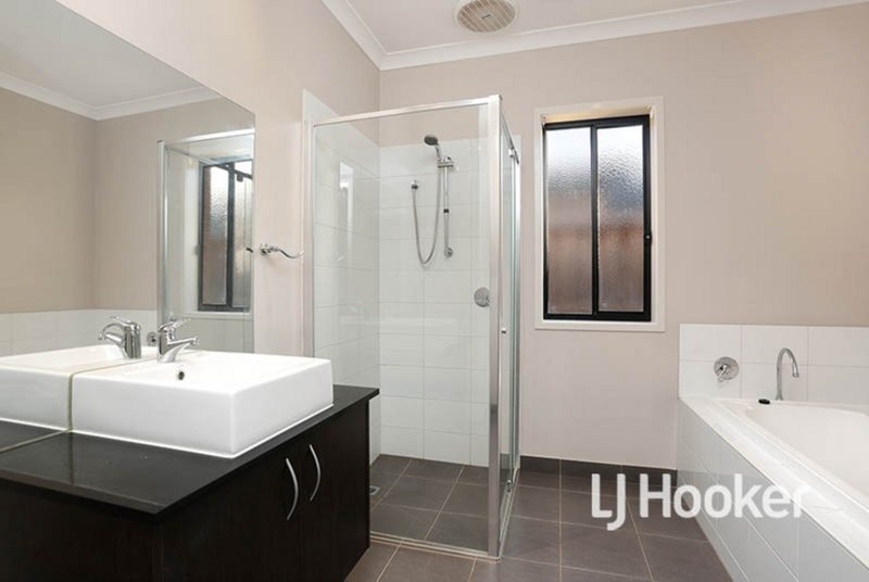 Photo - 26 Whitecaps Avenue, Point Cook VIC 3030 - Image 10