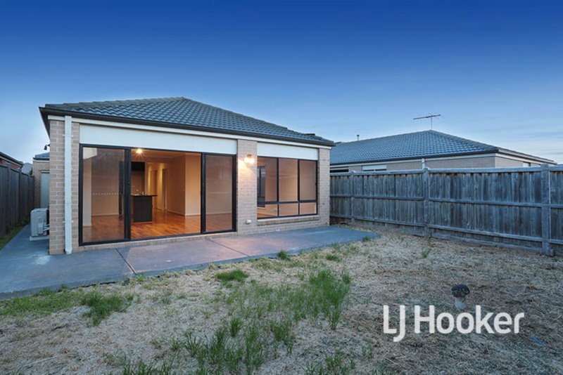 Photo - 26 Whitecaps Avenue, Point Cook VIC 3030 - Image 11