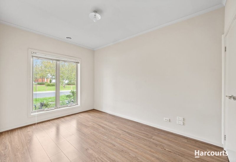 Photo - 26 Zinnober Gardens, Epping VIC 3076 - Image 6