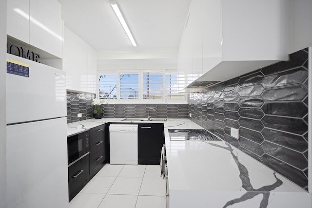 Photo - 2/62-68 Marine Parade, Coolangatta QLD 4225 - Image 3