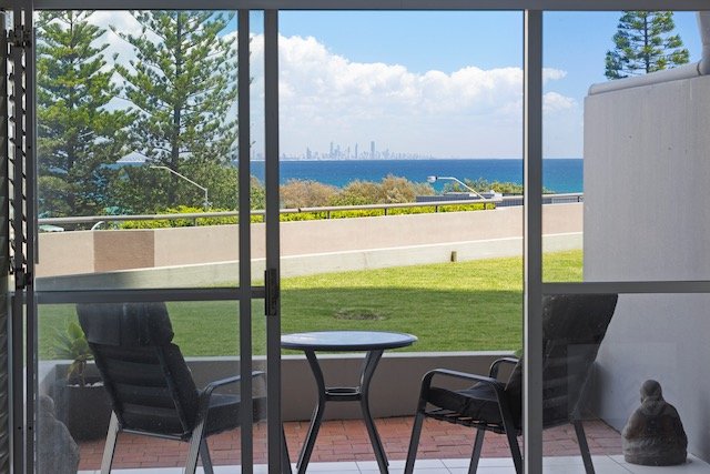 Photo - 2/62-68 Marine Parade, Coolangatta QLD 4225 - Image 4