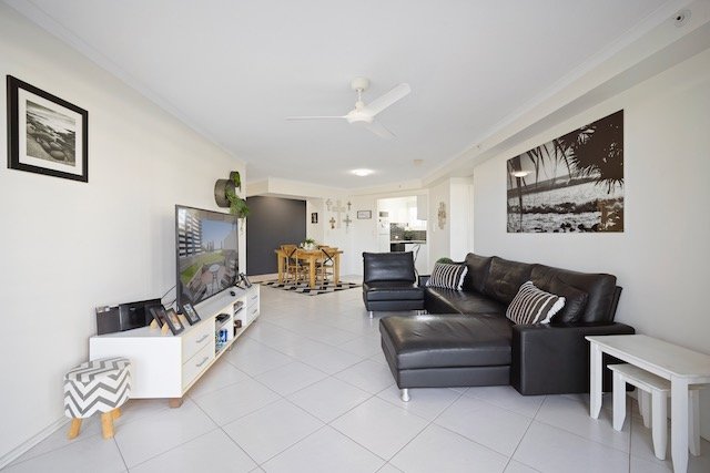 Photo - 2/62-68 Marine Parade, Coolangatta QLD 4225 - Image 9