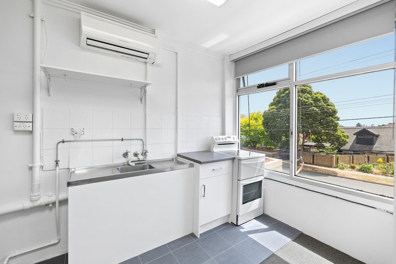 Photo - 2/62 Essex Road, Mount Waverley VIC 3149 - Image 4