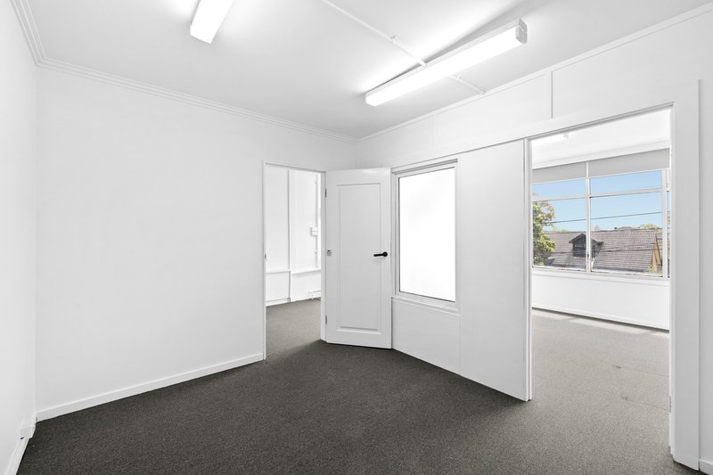 Photo - 2/62 Essex Road, Mount Waverley VIC 3149 - Image 5
