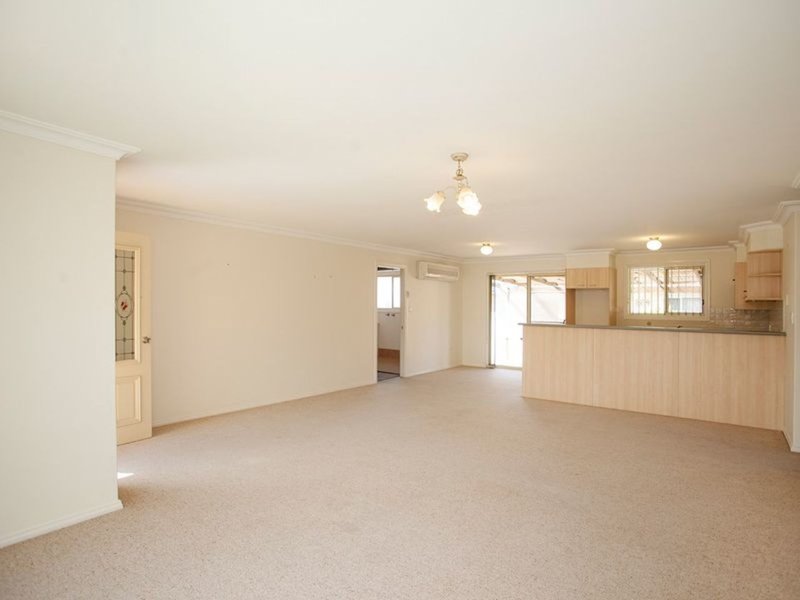 Photo - 2/62 Old Bar Road, Old Bar NSW 2430 - Image 3