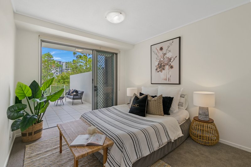 Photo - 2/62 Riverwalk Avenue, Robina QLD 4226 - Image 5