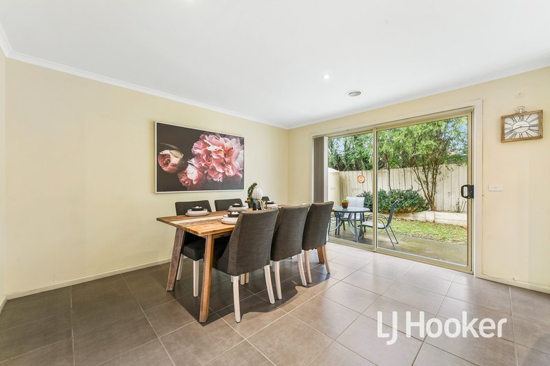 Photo - 2/67 Wakenshaw Crescent, Pakenham VIC 3810 - Image 4