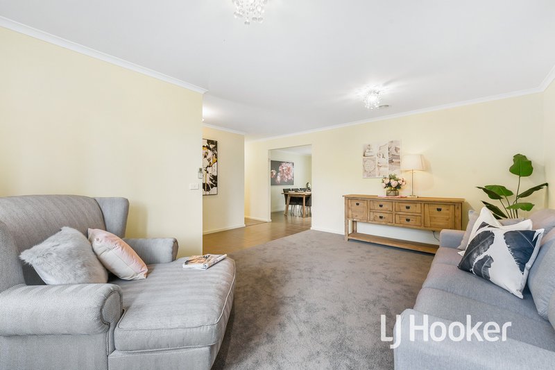 Photo - 2/67 Wakenshaw Crescent, Pakenham VIC 3810 - Image 5