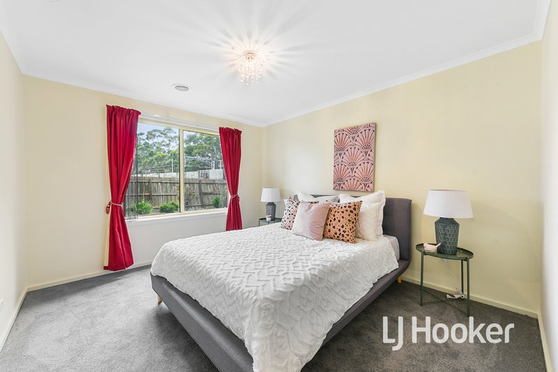 Photo - 2/67 Wakenshaw Crescent, Pakenham VIC 3810 - Image 9