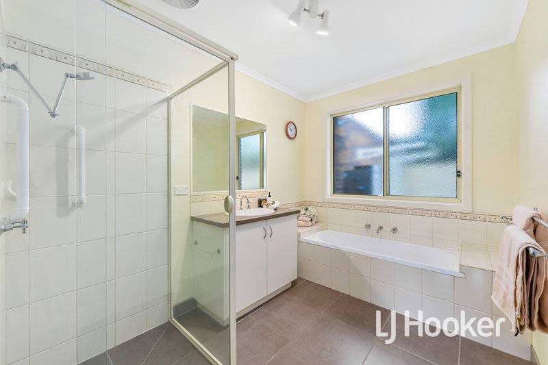 Photo - 2/67 Wakenshaw Crescent, Pakenham VIC 3810 - Image 10