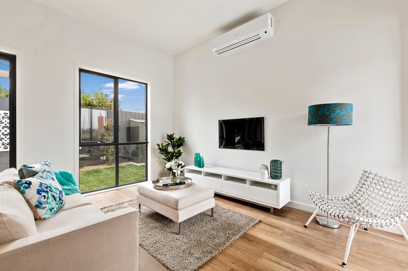 Photo - 2/677 Warrigal Road, Bentleigh East VIC 3165 - Image 2