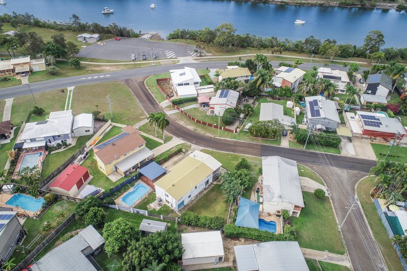 Photo - 27 Alexander Street, Boyne Island QLD 4680 - Image 2