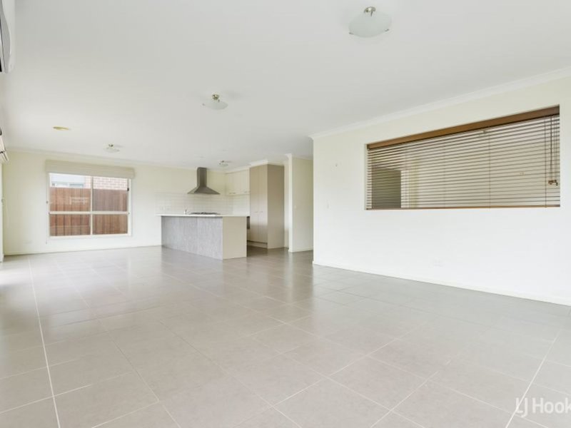 Photo - 27 Arrowgrass Drive, Point Cook VIC 3030 - Image 3