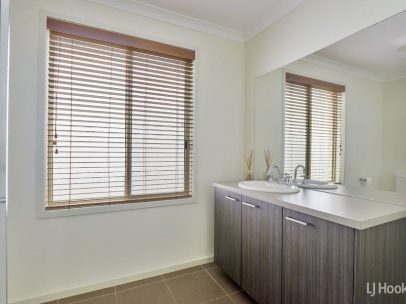 Photo - 27 Arrowgrass Drive, Point Cook VIC 3030 - Image 6