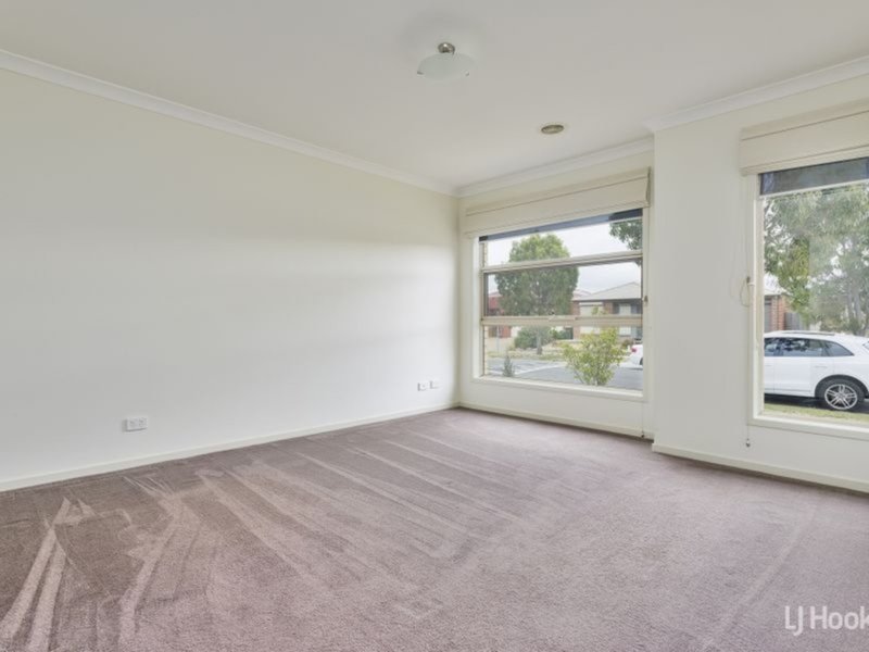 Photo - 27 Arrowgrass Drive, Point Cook VIC 3030 - Image 5