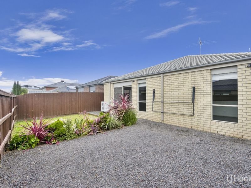 Photo - 27 Arrowgrass Drive, Point Cook VIC 3030 - Image 9