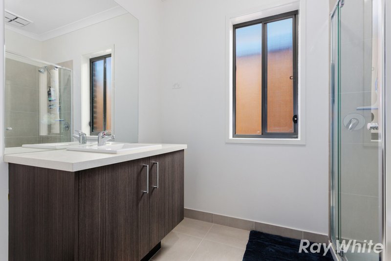 Photo - 27 Ascot Park Drive, Pakenham VIC 3810 - Image 3