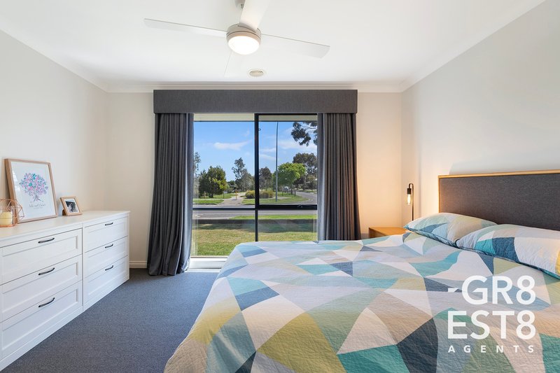 Photo - 27 Atlas Drive, Cranbourne West VIC 3977 - Image 5