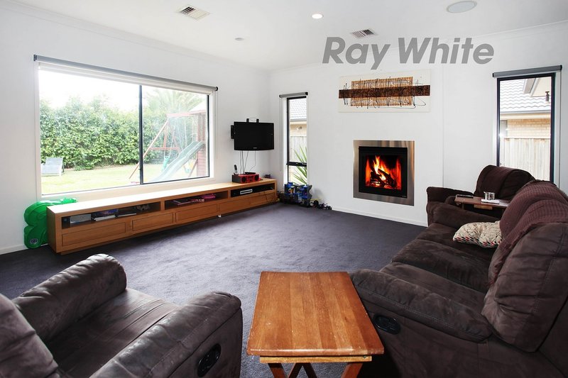 Photo - 27 Bayside Drive, Sanctuary Lakes VIC 3030 - Image 6