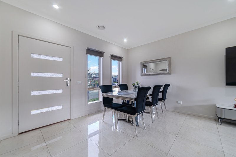 Photo - 27 Bentham Street, Roxburgh Park VIC 3064 - Image 3