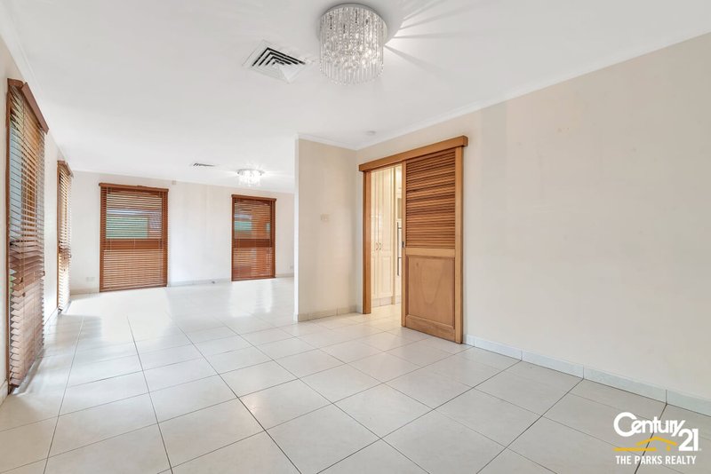 Photo - 27 Bettong Crescent, Bossley Park NSW 2176 - Image 2