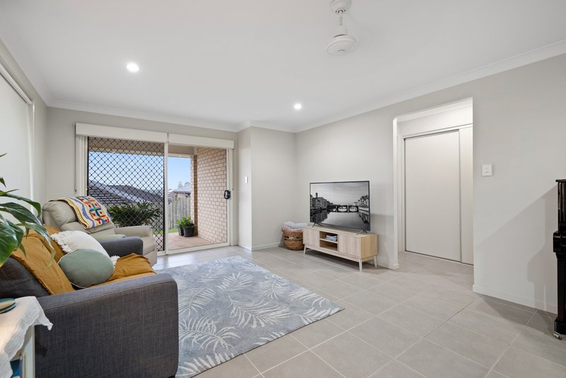 Photo - 27 Blue View Terrace, Glenmore Park NSW 2745 - Image 6