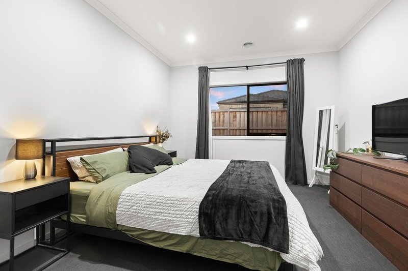 Photo - 27 Bourbon Road, Cranbourne East VIC 3977 - Image 5