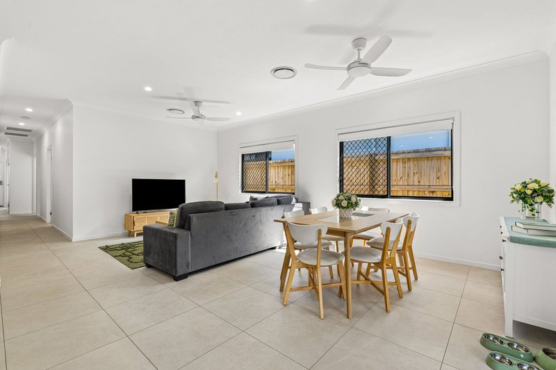 Photo - 27 Brookview Place, Bahrs Scrub QLD 4207 - Image 5